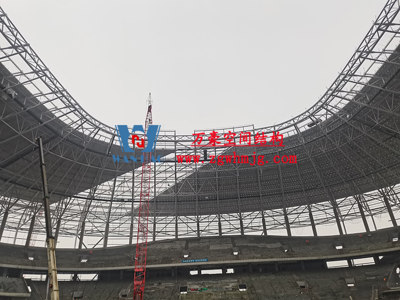 重慶龍興足球場(chǎng)ETFE屋面膜結(jié)構(gòu)工程屋面鋼結(jié)構(gòu)完成，膜結(jié)構(gòu)安裝中