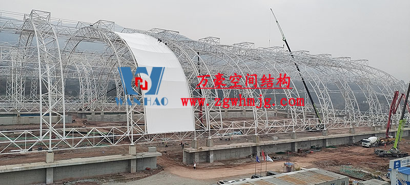 四川高興煤炭儲備基地建設項目鋼結構接近尾聲，膜結構開始安裝
