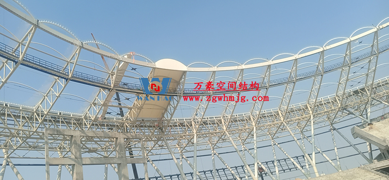 襄陽奧體中心膜結(jié)構(gòu)工程鋼結(jié)構(gòu)接近尾聲，膜結(jié)構(gòu)開始安裝