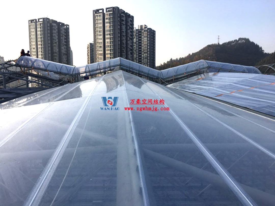 遵義高鐵新城上的一條鋼膜結(jié)構(gòu)“長(zhǎng)龍” 遵義高鐵新城上的一條鋼膜結(jié)構(gòu)“長(zhǎng)龍”