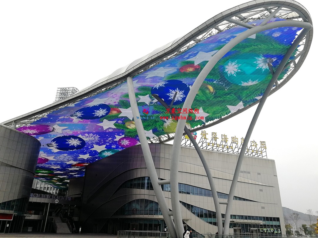 遵義高鐵新城上的一條鋼膜結(jié)構(gòu)“長(zhǎng)龍” 遵義高鐵新城上的一條鋼膜結(jié)構(gòu)“長(zhǎng)龍”