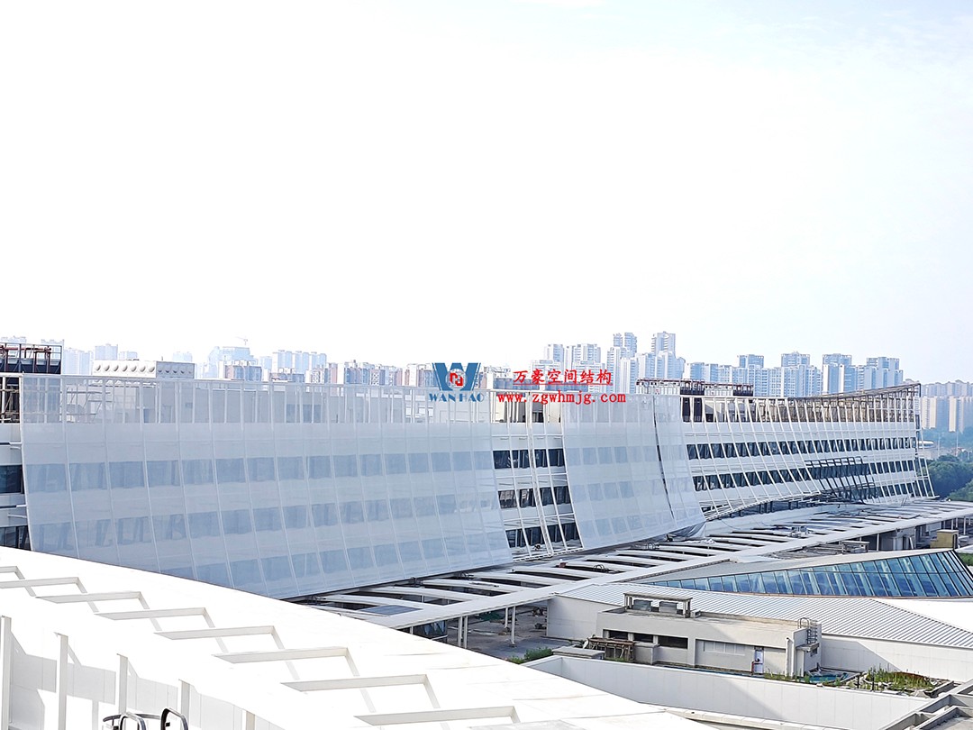 聚焦工程高質(zhì)量建設(shè)，這個網(wǎng)格織物幕墻正在施工安裝中