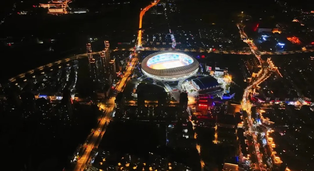 平陽體育中心群星演唱會！超萬人圍觀，現(xiàn)場火爆High唱！