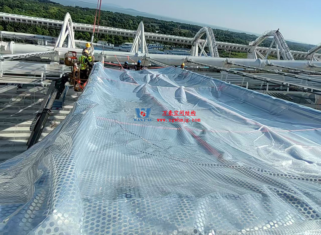 無(wú)錫奧體中心體育場(chǎng)ETFE膜首吊成功，太湖畔將閃耀“生態(tài)之光”