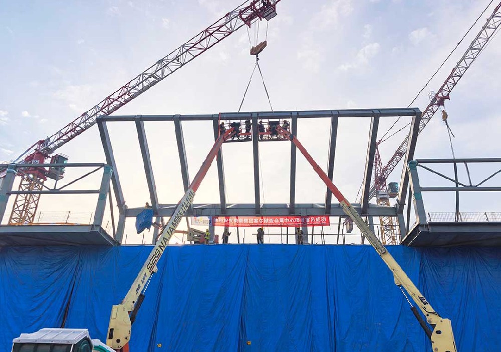 萬豪集團(tuán)-塞爾維亞國家展覽館項(xiàng)目二次鋼構(gòu)首吊圓滿成功