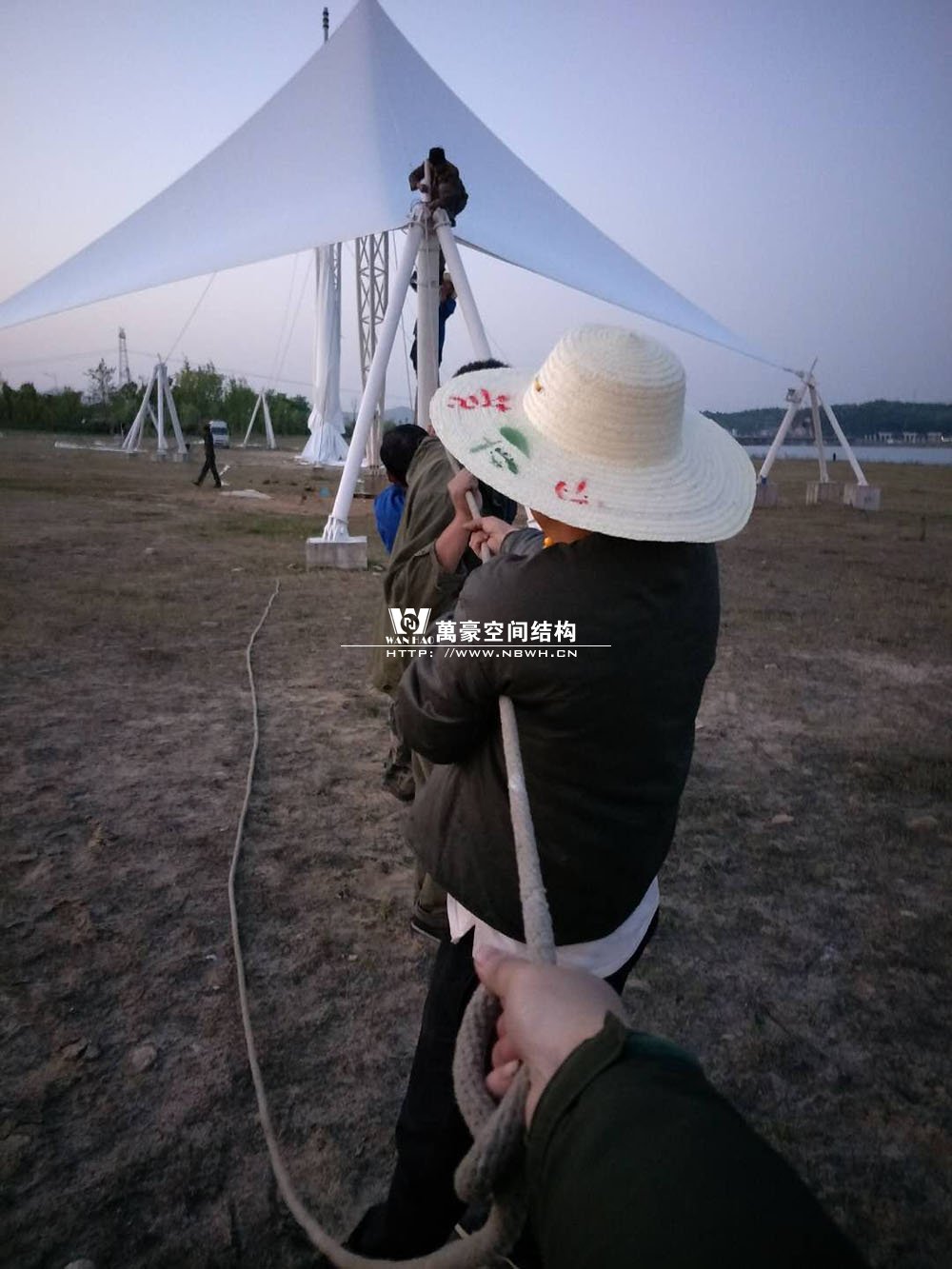 高橋?yàn)超F(xiàn)代產(chǎn)業(yè)園單飛燕、雙飛燕景觀膜結(jié)構(gòu)工程已近尾聲