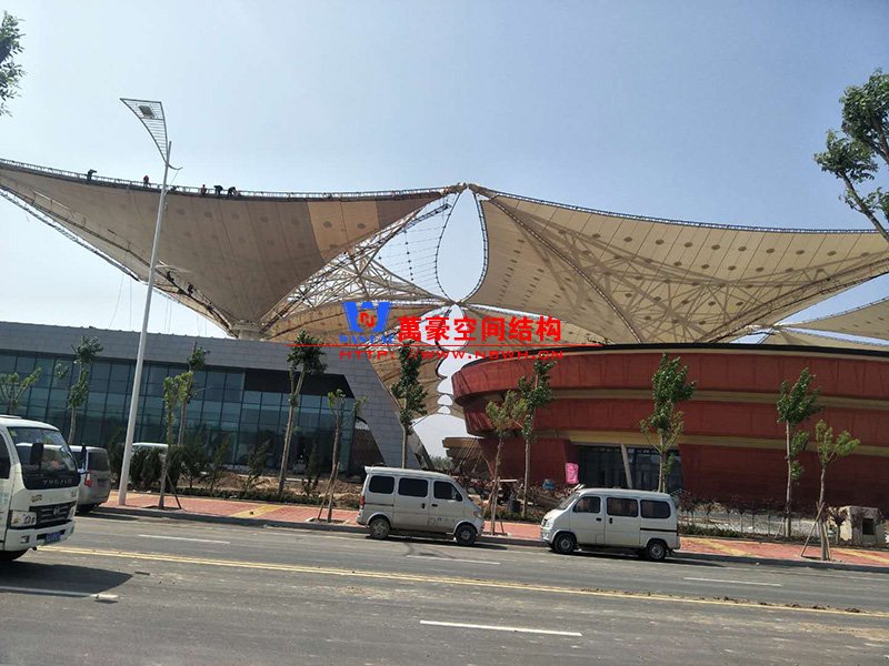 什么是膜結(jié)構(gòu)屋面？PTFE膜結(jié)構(gòu)屋面有哪些特點(diǎn)優(yōu)勢(shì)？