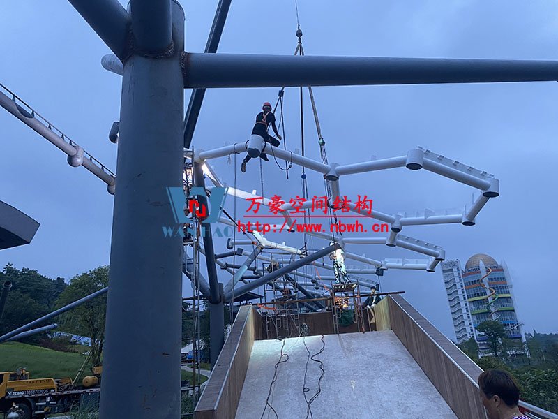 樂清鐵定溜溜樂園膜結構工程商業(yè)街網(wǎng)殼吊裝中