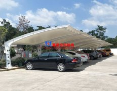 為何膜結(jié)構(gòu)車(chē)棚越來(lái)越受歡迎？小轎車(chē)車(chē)棚為什么都選用膜結(jié)構(gòu)車(chē)棚？