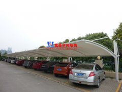 汽車車棚有哪幾種種類形式？為什么膜結(jié)構(gòu)車棚會成為汽車車棚優(yōu)選？