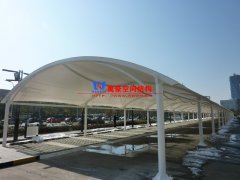 膜結構車棚防震性能如何？膜結構車棚能扛得住地震嗎？