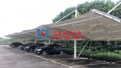 膜結(jié)構(gòu)的車棚有什么特點(diǎn)？為什么膜結(jié)構(gòu)的車棚如此受歡迎？